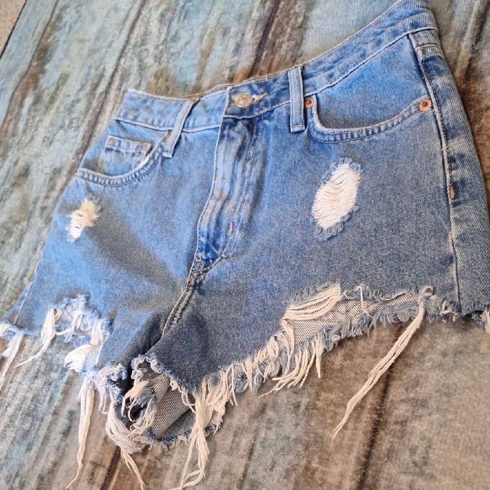 🔥🔥CLEARANCE ITEM🔥Forever 21 Blue Distressed Jean Shorts. Size 24 - Picture 3 of 6